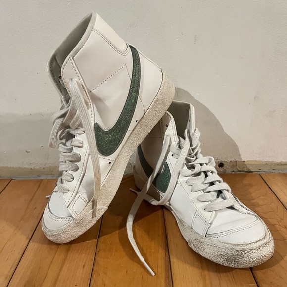 Nike Blazers. Barely worn. Ladies Size 6 - Picture 2 of 2